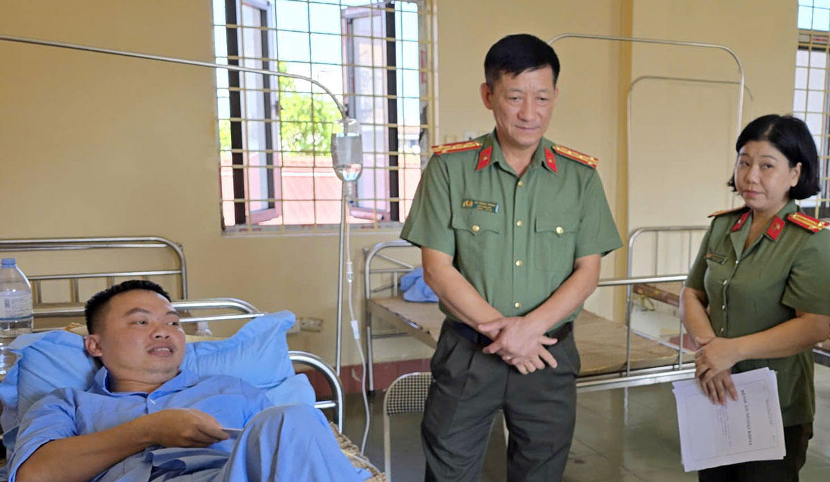 Đại tá Hà Trọng Trung và Đoàn công tác thăm, động viên cán bộ, chiến sĩ bị thương