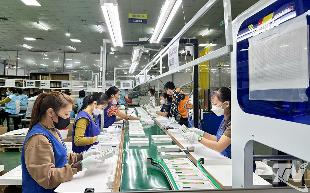 Sản xuất vỏ bao b&igrave; điện thoại tại&nbsp;C&ocirc;ng ty TNHH Doosun Việt Nam (Cụm c&ocirc;ng nghiệp Nguy&ecirc;n Gon).