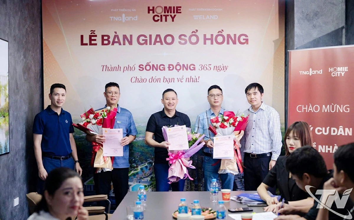 Bàn giao sổ hồng cho khách hàng là cư dân tại Homie City. 