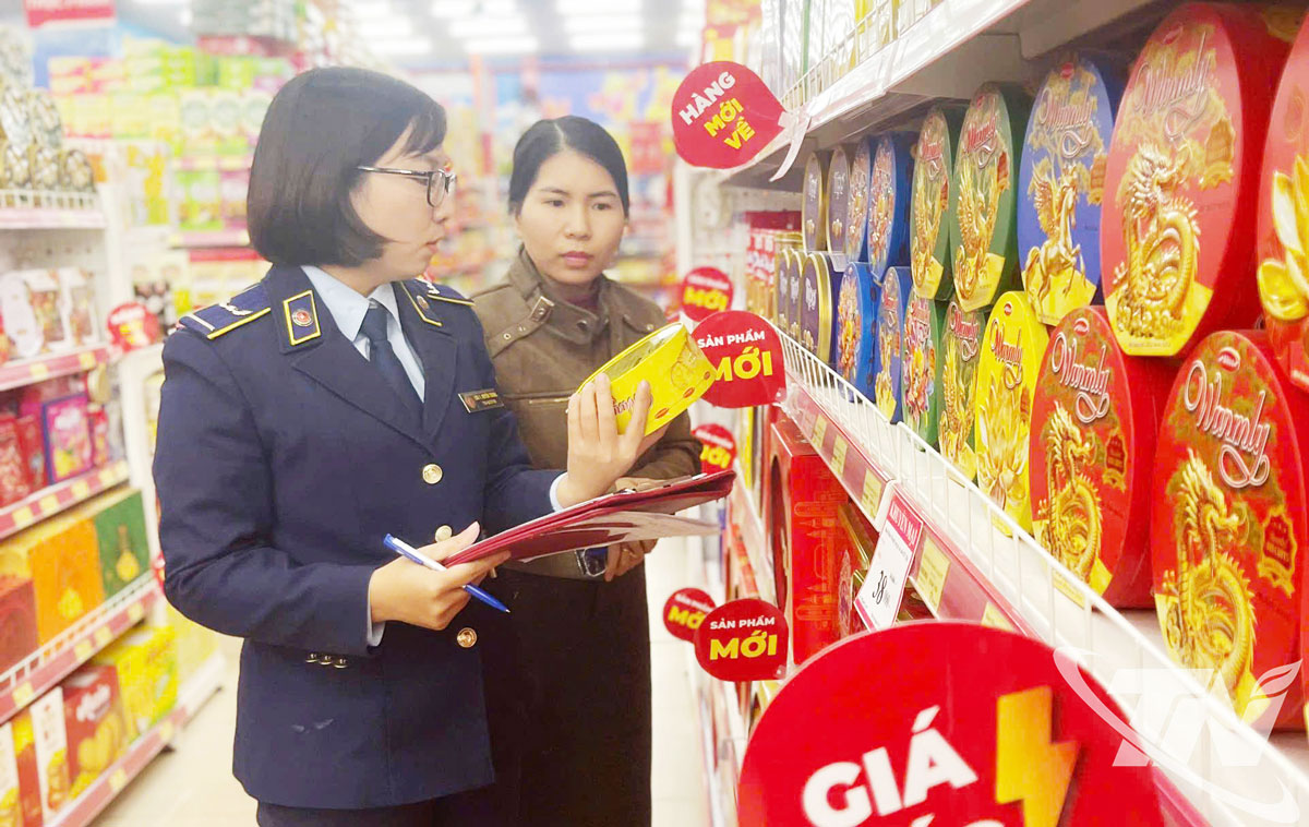 Lực lượng Quản lý thị trường tăng cường kiểm tra hàng hóa, ngăn ngừa tình trạng gian lận thương mại, bảo đảm nguồn cung dịp Tết.