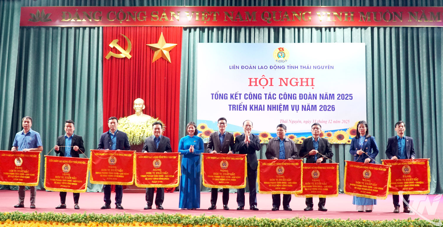 Ban Chấp h&agrave;nh Li&ecirc;n đo&agrave;n Lao động tỉnh Th&aacute;i Nguy&ecirc;n tặng Cờ Thi đua cho 9 tập thể.