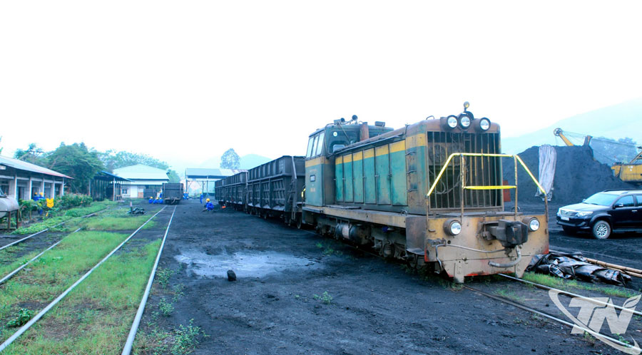 Đầu máy TY1614 vận chuyển than từ ga Núi Hồng đến ga Quan Triều.