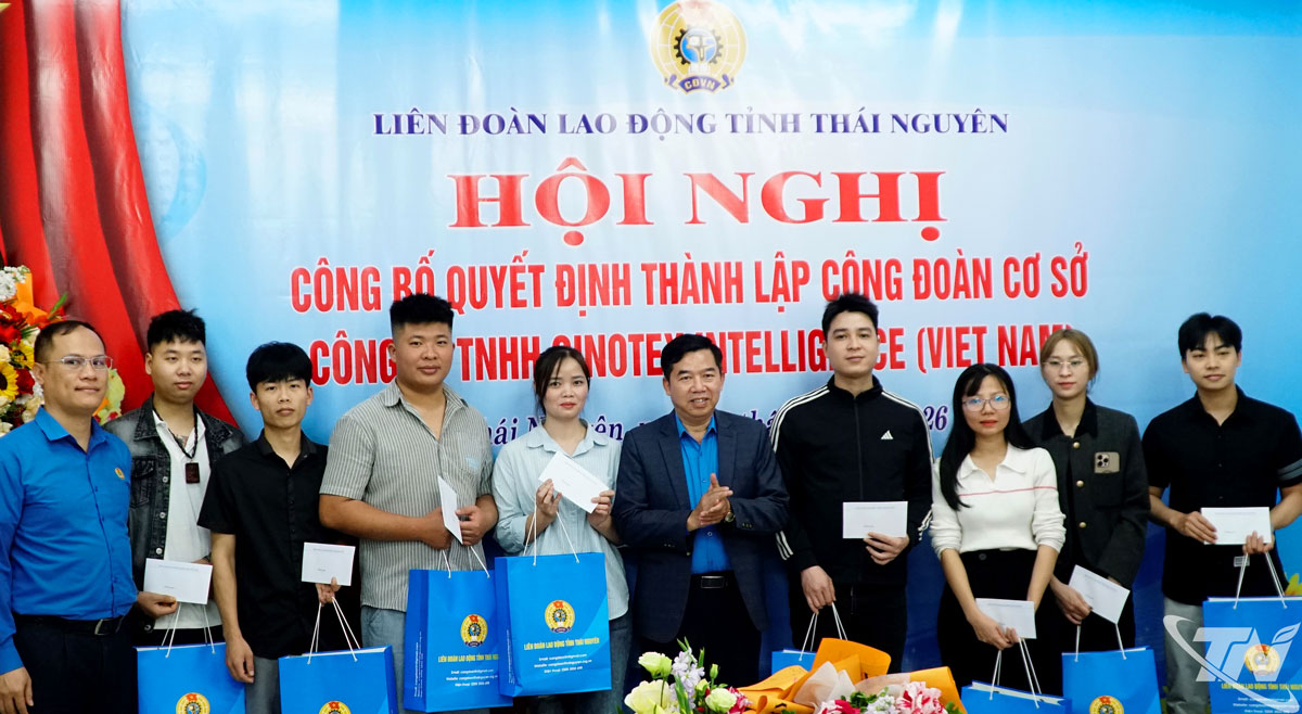 Lãnh đạo Liên đoàn lao động tỉnh Thái Nguyên cùng lãnh đạo Công ty TNHH Cinotex Intelligence (Việt Nam) trao quà cho các đoàn viên công đoàn Công ty.