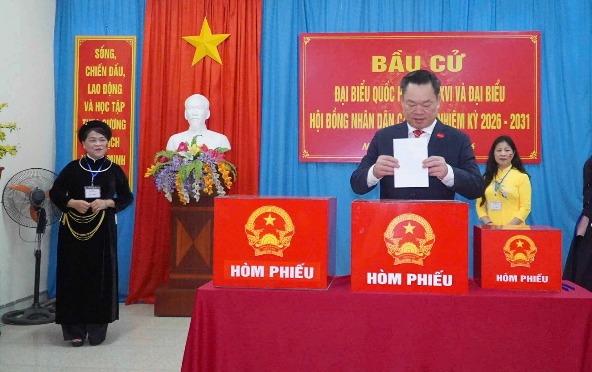 Đồng chí Hoàng Duy Chinh, Ủy viên Trung ương Đảng, Ủy viên Ban Thường vụ Đảng ủy Quốc hội, Phó Chủ tịch Thường trực Hội đồng Dân tộc của Quốc hội thực hiện quyền và nghĩa vụ công dân.