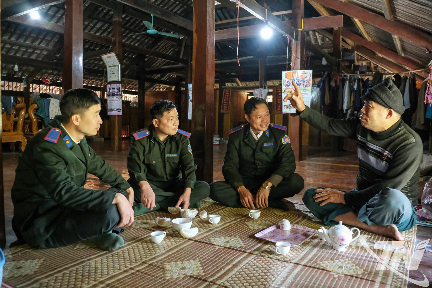 Ông Hà Văn Hậu chia sẻ về công tác bảo vệ rừng với cán bộ Ban Quản lý rừng đặc dụng, phòng hộ tỉnh Thái Nguyên.