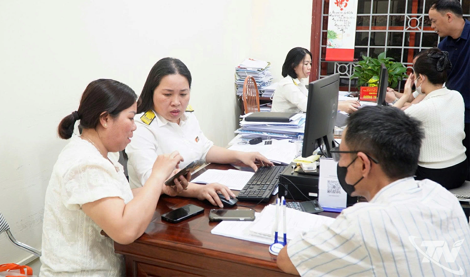 Cán bộ Thuế hướng dẫn người dân lập hóa đơn điện tử.