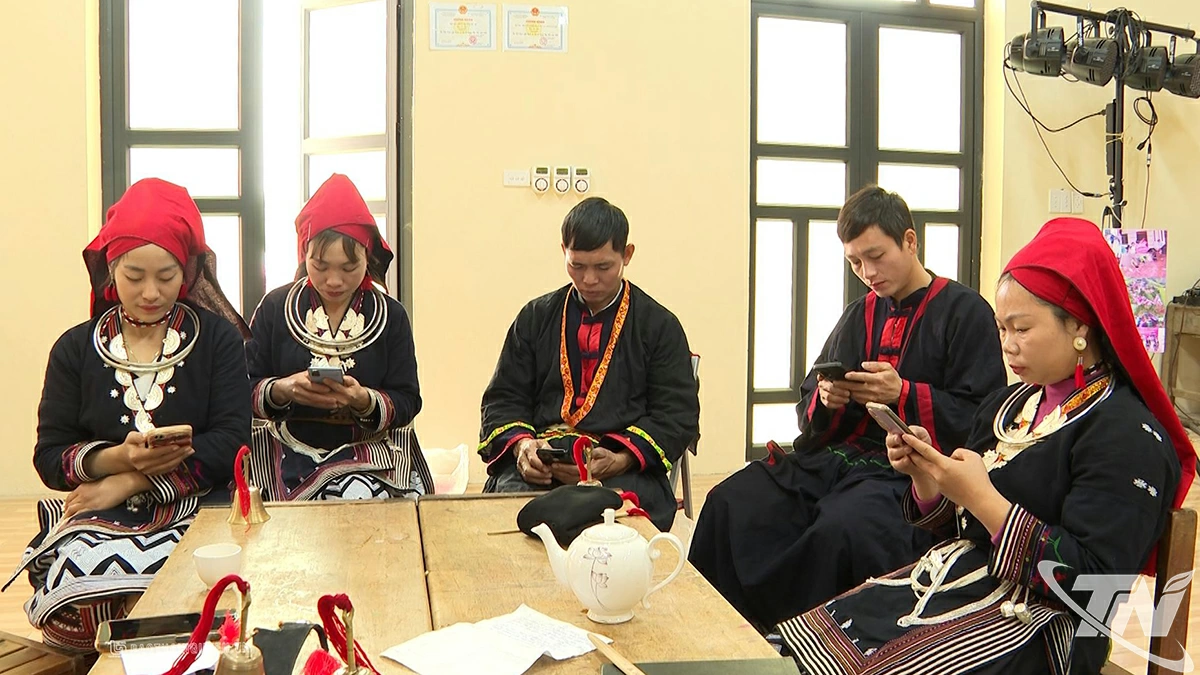 Người dân xã Nghĩa Tá tìm hiểu về ứng dụng công nghệ, chuyển đổi số trên điện thoại thông minh.