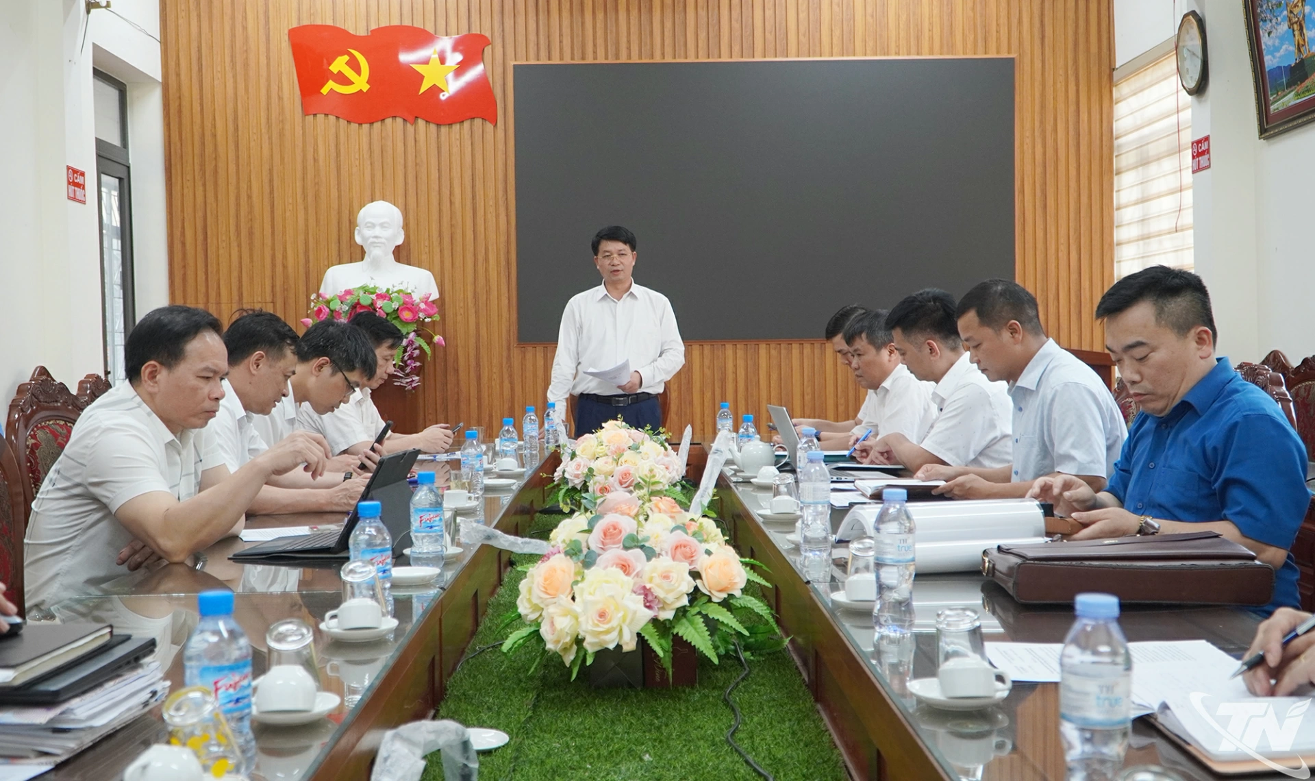 Quang cảnh buổi làm việc với xã Chợ Mới và các đơn vị liên quan về tiến độ triển khai dự án.