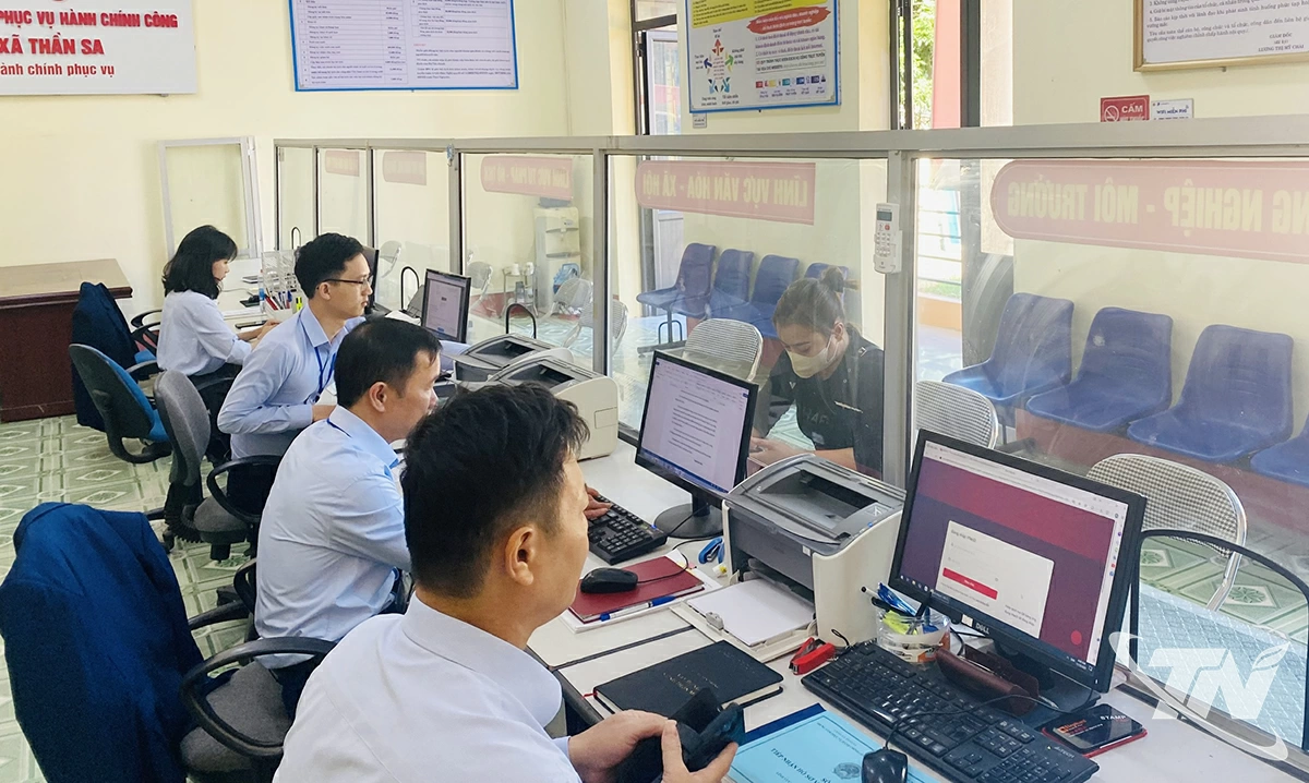 Giải quyết thủ tục hành chính cho người dân tại Trung tâm Phục vụ hành chính công xã Thần Sa. Ảnh T.L