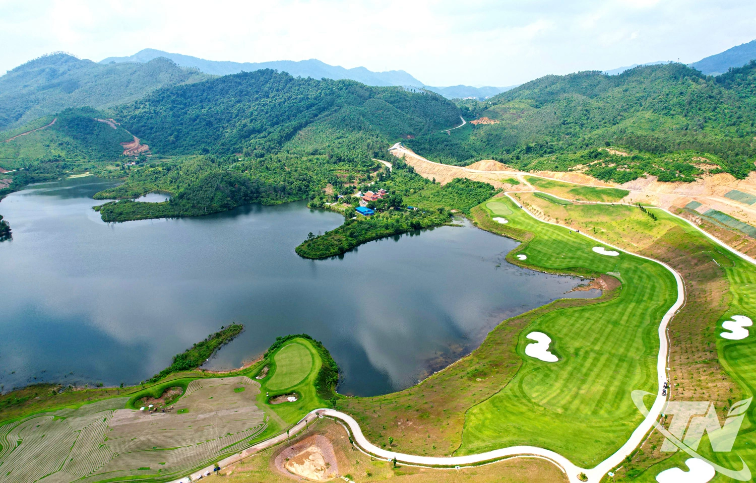 Dự án Sân golf Glory được đầu tư xây dựng với quy mô hiện đại, cảnh quan sinh thái hài hòa, góp phần đa dạng hóa sản phẩm du lịch và dịch vụ cao cấp trên địa bàn tỉnh.