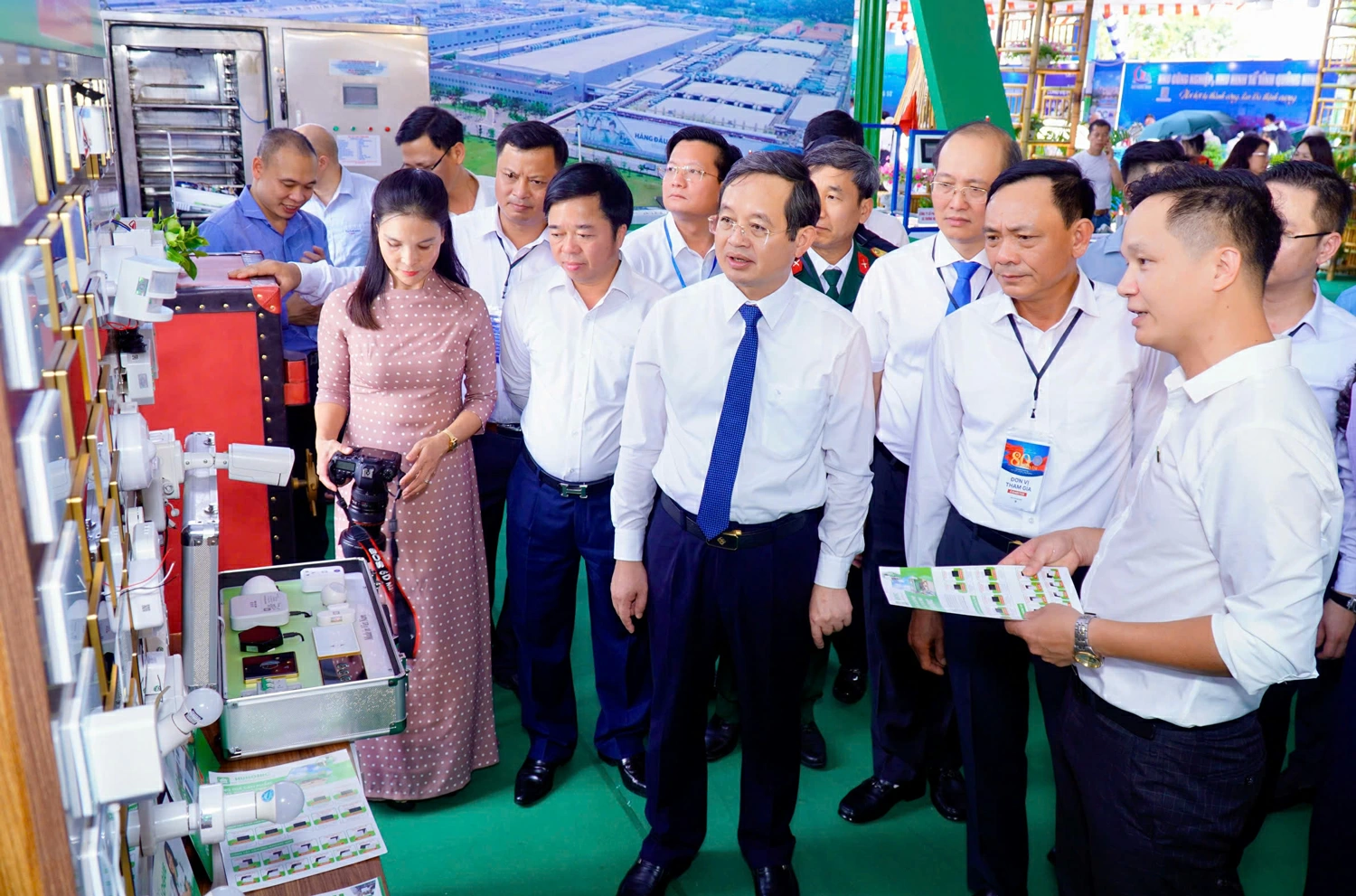 Các đồng chí lãnh đạo tỉnh Thái Nguyên và đại biểu tham quan gian trưng bày đổi mới sáng tạo.