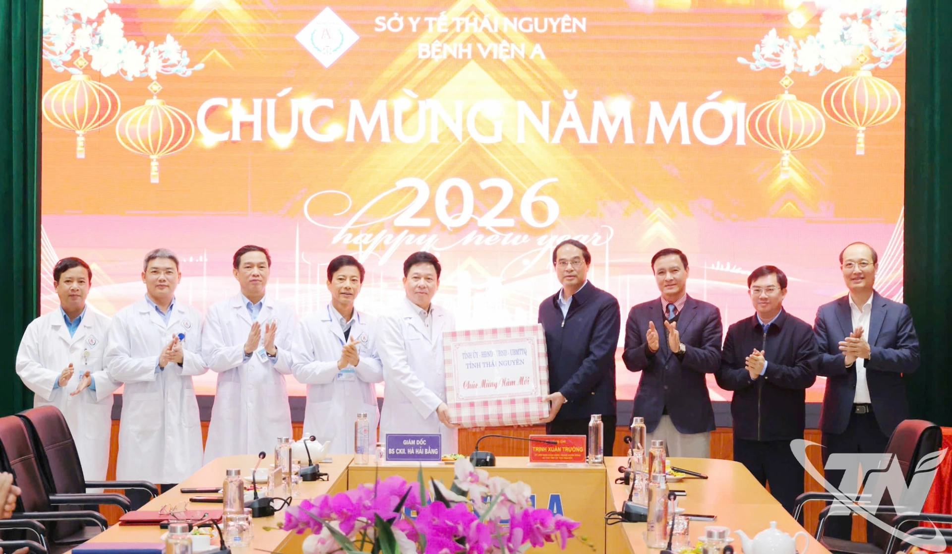 Đồng chí Bí thư Tỉnh ủy Trịnh Xuân Trường tặng quà, chúc Tết tập thể Bệnh viện A Thái Nguyên.