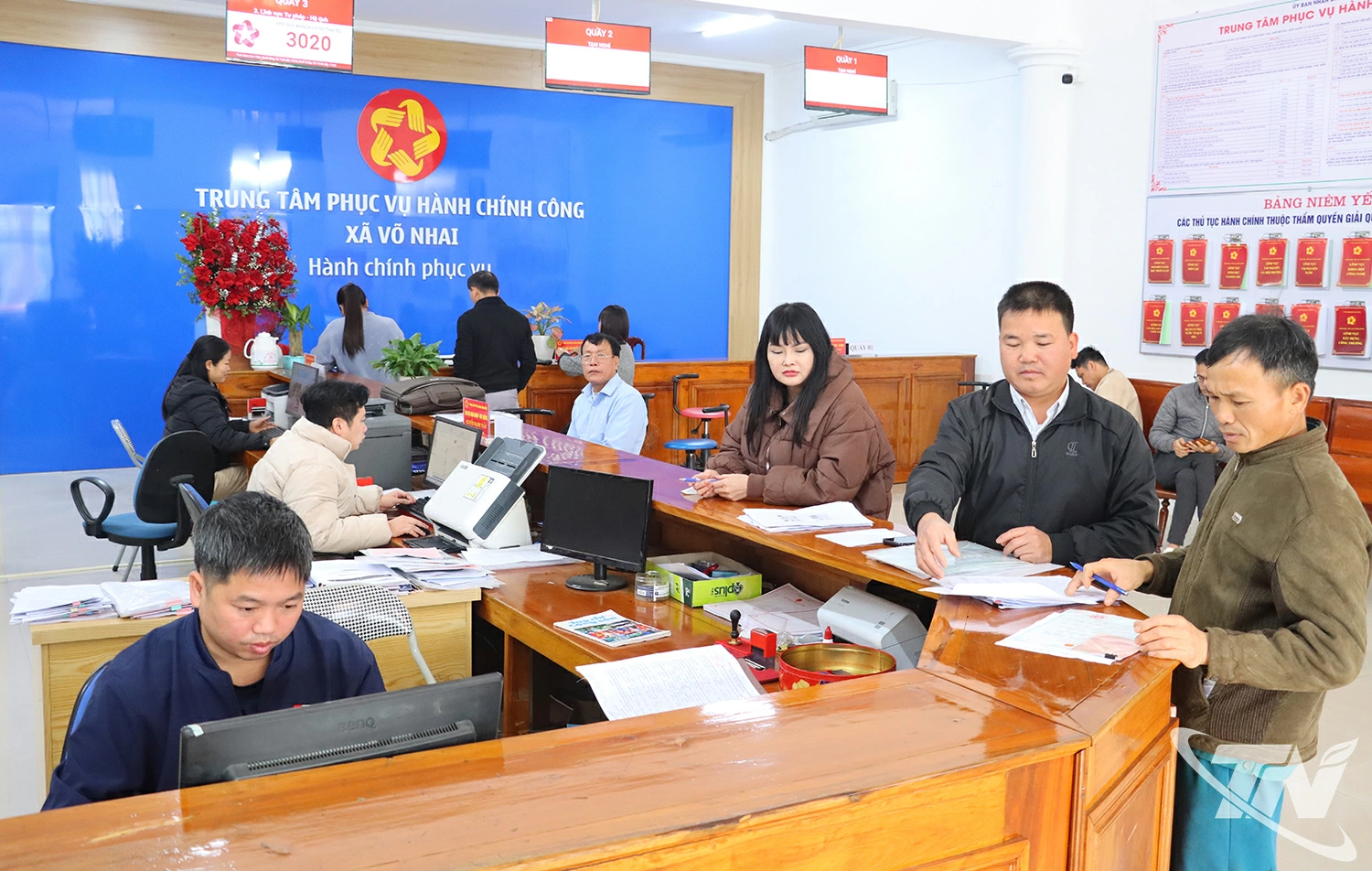 Người dân xã Võ Nhai thực hiện thủ tục hành chính tại Trung tâm Phục vụ   hành chính công.