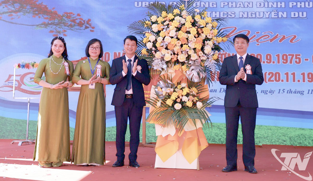 Đồng chí Nông Quang Nhất, Phó Chủ tịch UBND tỉnh tặng hoa Nhà trường.