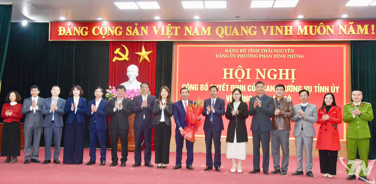 Ban Thường vụ Đảng ủy phường Phan Đình Phùng, lãnh đạo Sở Tài chính chúc mừng đồng chí Mai Trọng Tấn - Tân Phó Bí thư Đảng ủy phường.