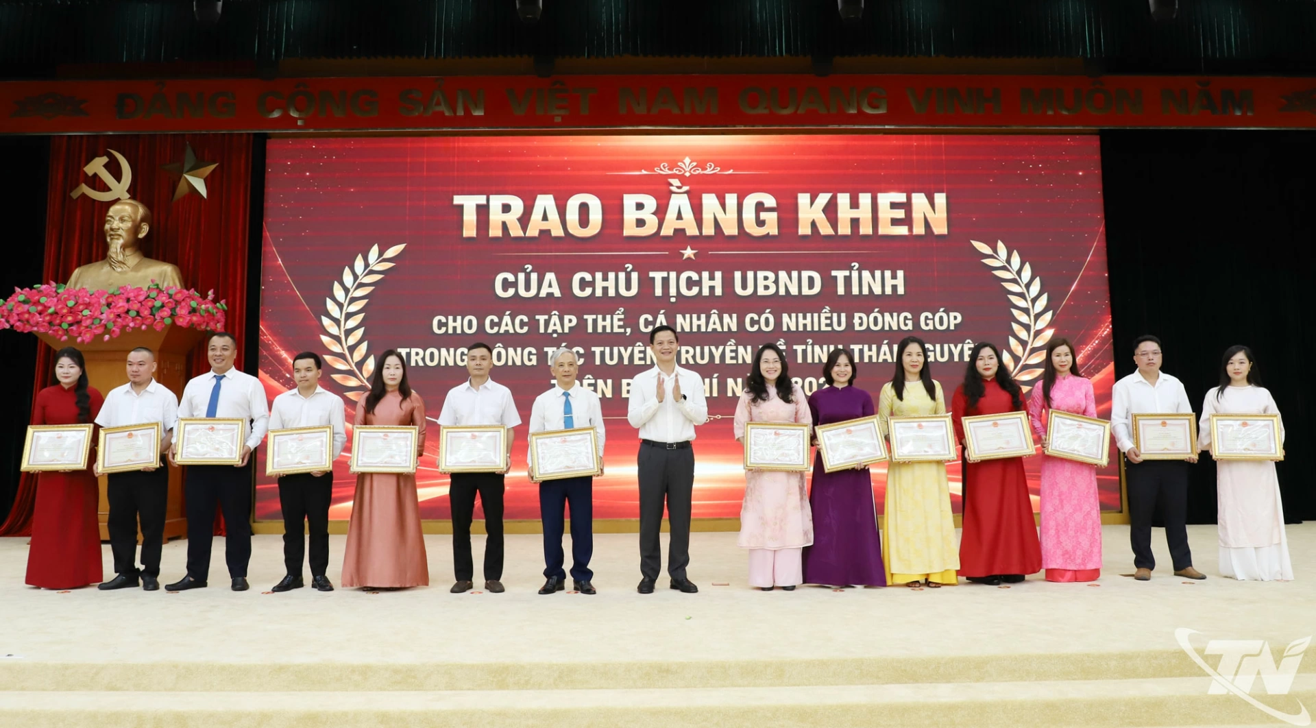 Đồng chí Chủ tịch UBND tỉnh Vương Quốc Tuấn trao Bằng khen cho các cá nhân có nhiều đóng góp trong công tác tuyên truyền về tỉnh Thái Nguyên trên báo chí năm 2026.