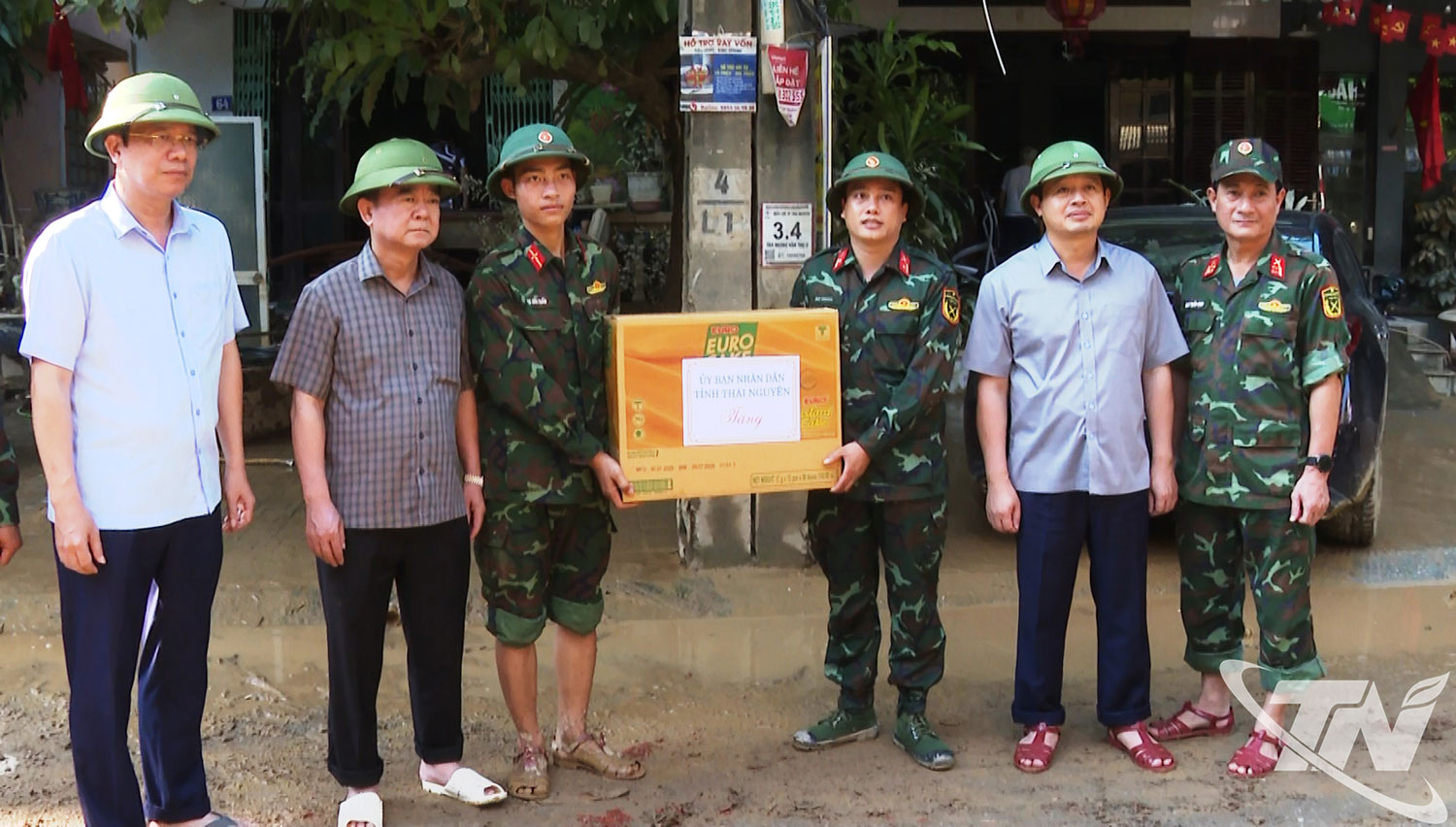 Đồng chí Chủ tịch UBND tỉnh Phạm Hoàng Sơn tặng quà động viên các chiến sĩ Trường Quân sự Quân khu 1 đang hỗ trợ người dân tổ 99, phường Phan Đình Phùng.