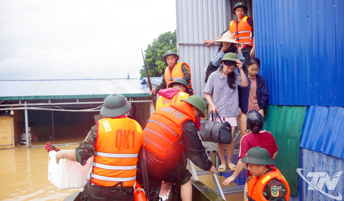 Lực lượng cứu hộ, cứu nạn Lữ đoàn Thông tin 601 ứng cứu, sơ tán người dân xóm Hùng Vương, phường Linh Sơn, tỉnh Thái Nguyên đến nơi an toàn.