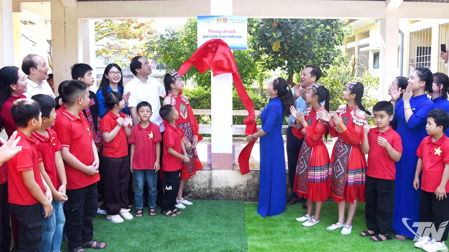 Đoàn công tác dự lễ khánh thành công trình sân chơi dành cho trẻ khuyết tật tại Trung tâm Hỗ trợ phát triển giáo dục hòa nhập Bắc Kạn.