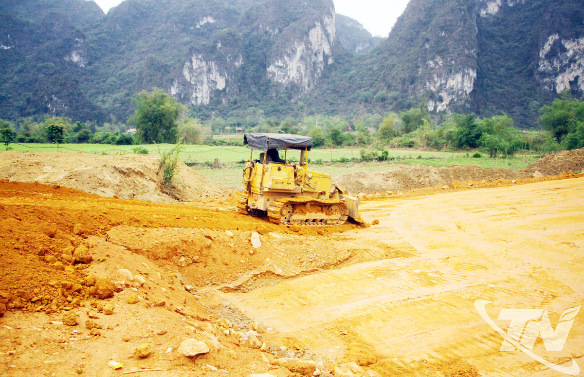 Nhà thầu đang tập trung đẩy nhanh tiến độ thi công nền đường.