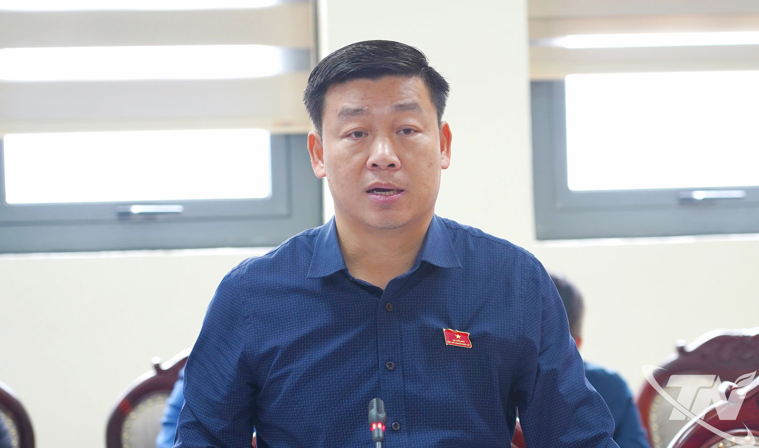 Đồng chí Ngô Thế Hoàn, Trưởng ban Pháp chế HĐND tỉnh, Thành viên đoàn giám sát trao đổi tại hội nghị.