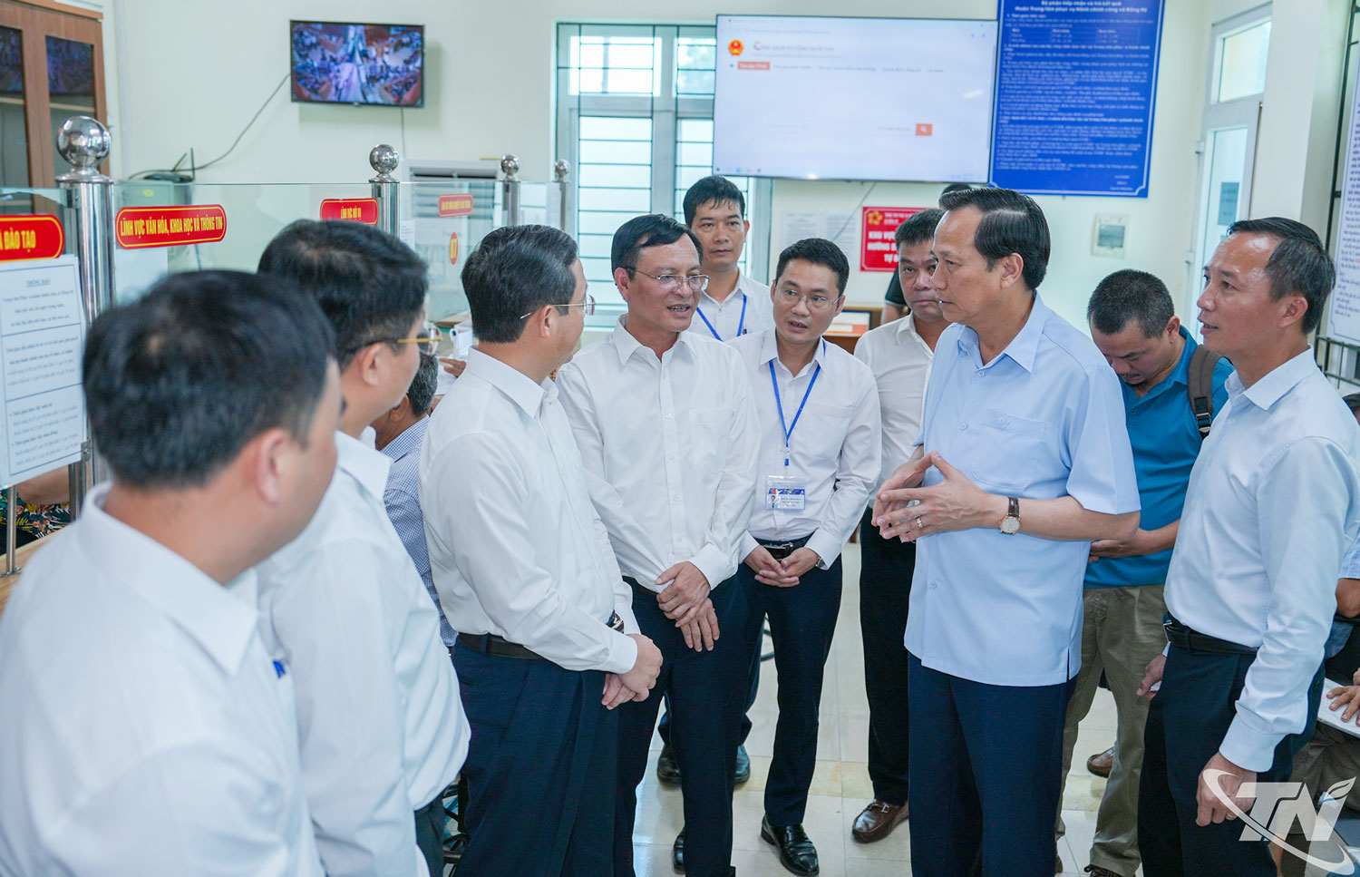 Bộ trưởng Đào Ngọc Dung thăm Trung tâm Phục vụ hành chính công của xã Đồng Hỷ.