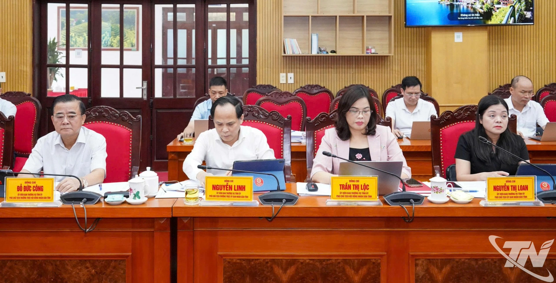 Các đồng chí Ủy viên Ban Thường vụ Tỉnh ủy và đại biểu dự Hội nghị.