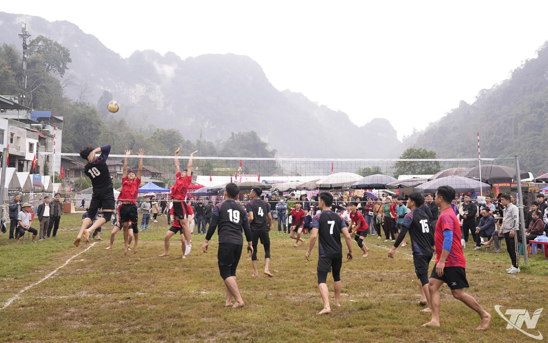 Thi đấu bóng chuyền da nam thu hút người dân đến theo dõi, cổ vũ.