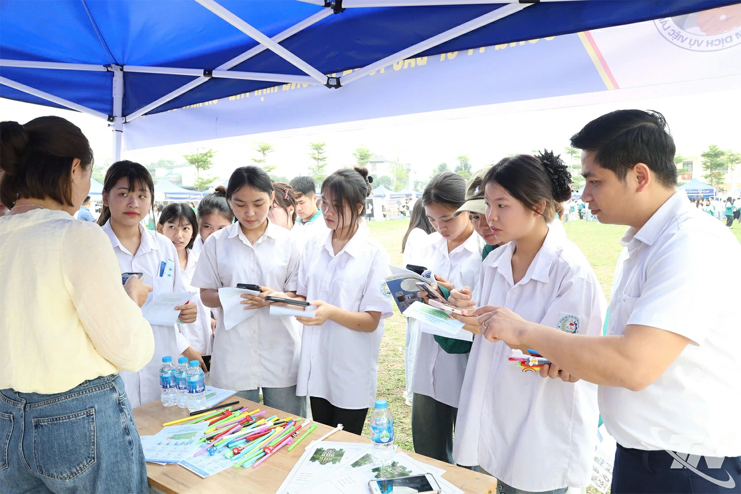 Các em học sinh Trường THPT Lý Nam Đế hào hứng tham gia Ngày hội việc làm.  