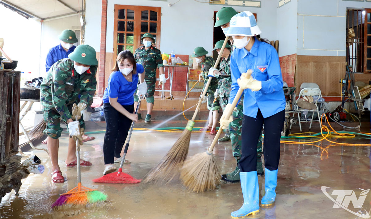 Cán bộ, chiến sĩ và đoàn viên, thanh niên giúp bà con dọn vệ sinh sau lũ