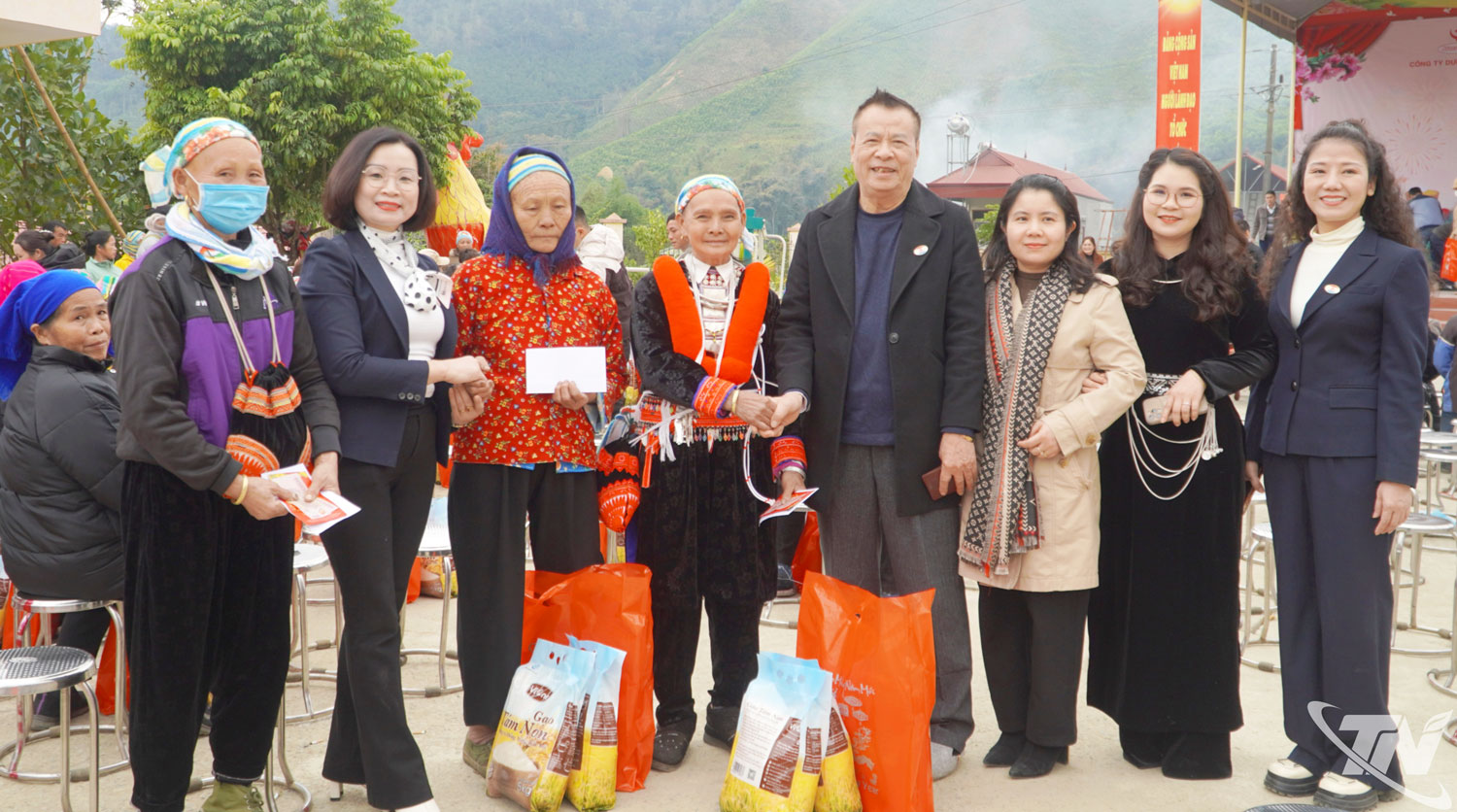 Đại diện C&ocirc;ng ty Hanvet, Quỹ tấm l&ograve;ng Viết (Đ&agrave;i Truyền h&igrave;nh Việt Nam) phối hợp trao qu&agrave; Tết cho b&agrave; con tại x&atilde; Ph&uacute;c Lộc