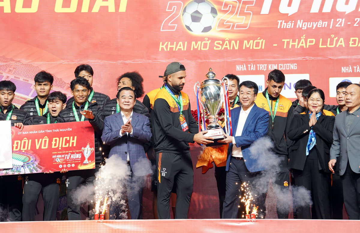 Ban Tổ chức trao Cup v&ocirc; địch cho C&acirc;u lạc bộ Ho&agrave;ng Anh Gia Lai.