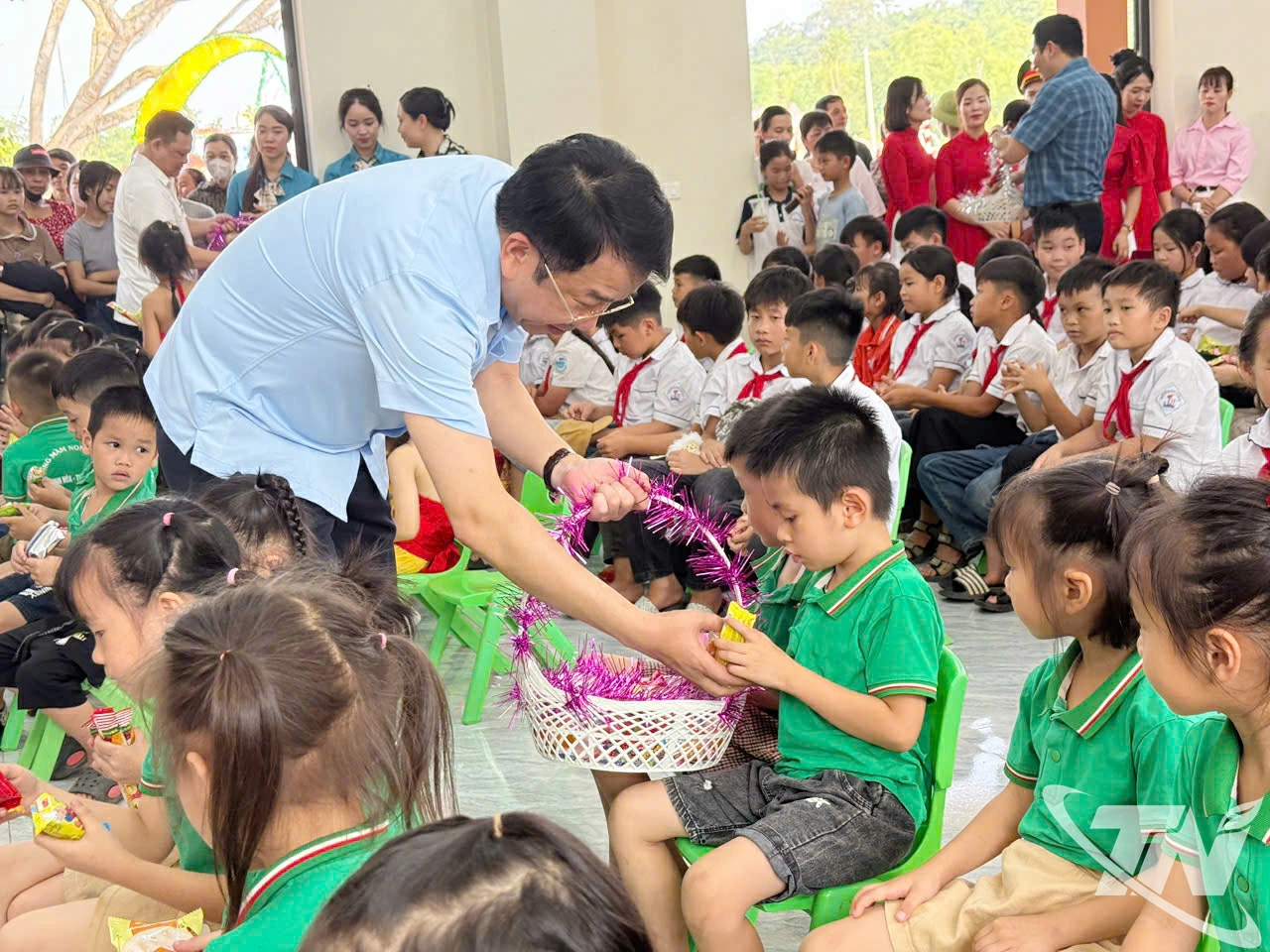 Đồng chí Phó Chủ tịch Thường trực UBND tỉnh Nguyễn Thanh Bình tặng quà cho các cháu thiếu nhi tại xã Phú Đình.