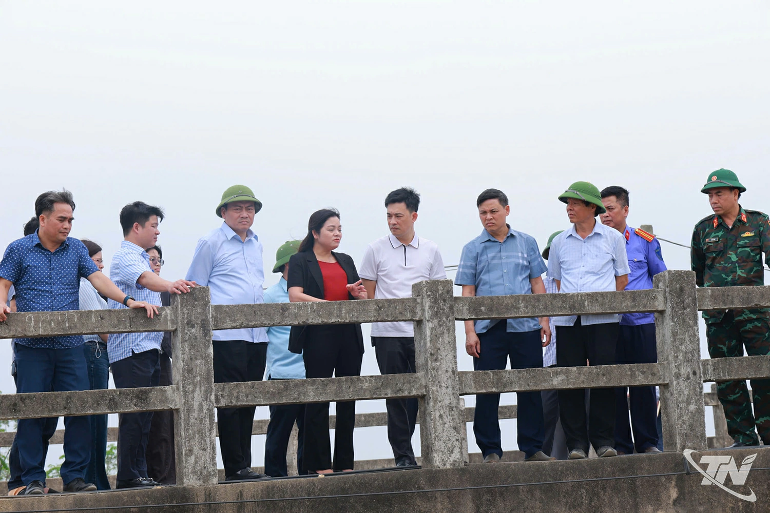 Đồng chí Nguyễn Thị Loan, Phó Chủ tịch UBND tỉnh đã đi kiểm tra tiến độ thi công dự án sửa chữa, nâng cấp hệ thống Thủy lợi Thác Huống.