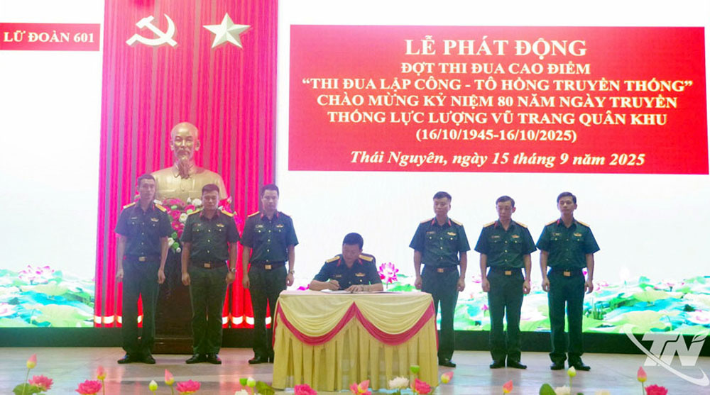 Đại diện các cơ quan đơn vị ký kết giao ước thi đua