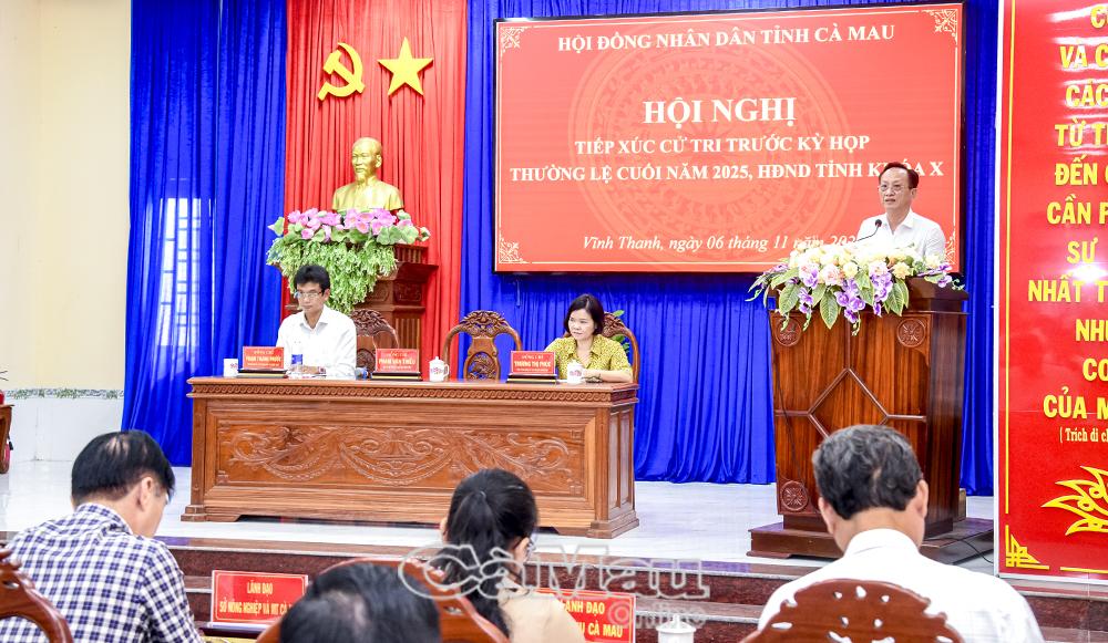 Đồng chí Phạm Văn Thiều, Phó Bí thư Tỉnh uỷ, Chủ tịch HĐND tỉnh trả lời ý kiến, kiến nghị của cử tri tại buổi tiếp xúc cử tri xã Phước Long.