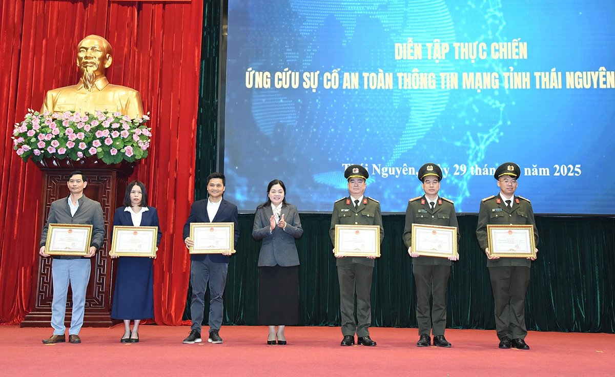 Đồng ch&iacute; Nguyễn Thi Loan, Ph&oacute; Chủ tịch UBND tỉnh trao Bằng khen cho tập thể c&oacute; th&agrave;nh t&iacute;ch cao trong diễn tập.