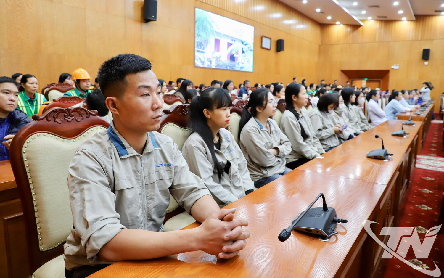 Đông đảo người có công, đại diện hộ nghèo, hộ cận nghèo, công nhân lao động có hoàn cảnh khó khăn tại buổi tặng quà.