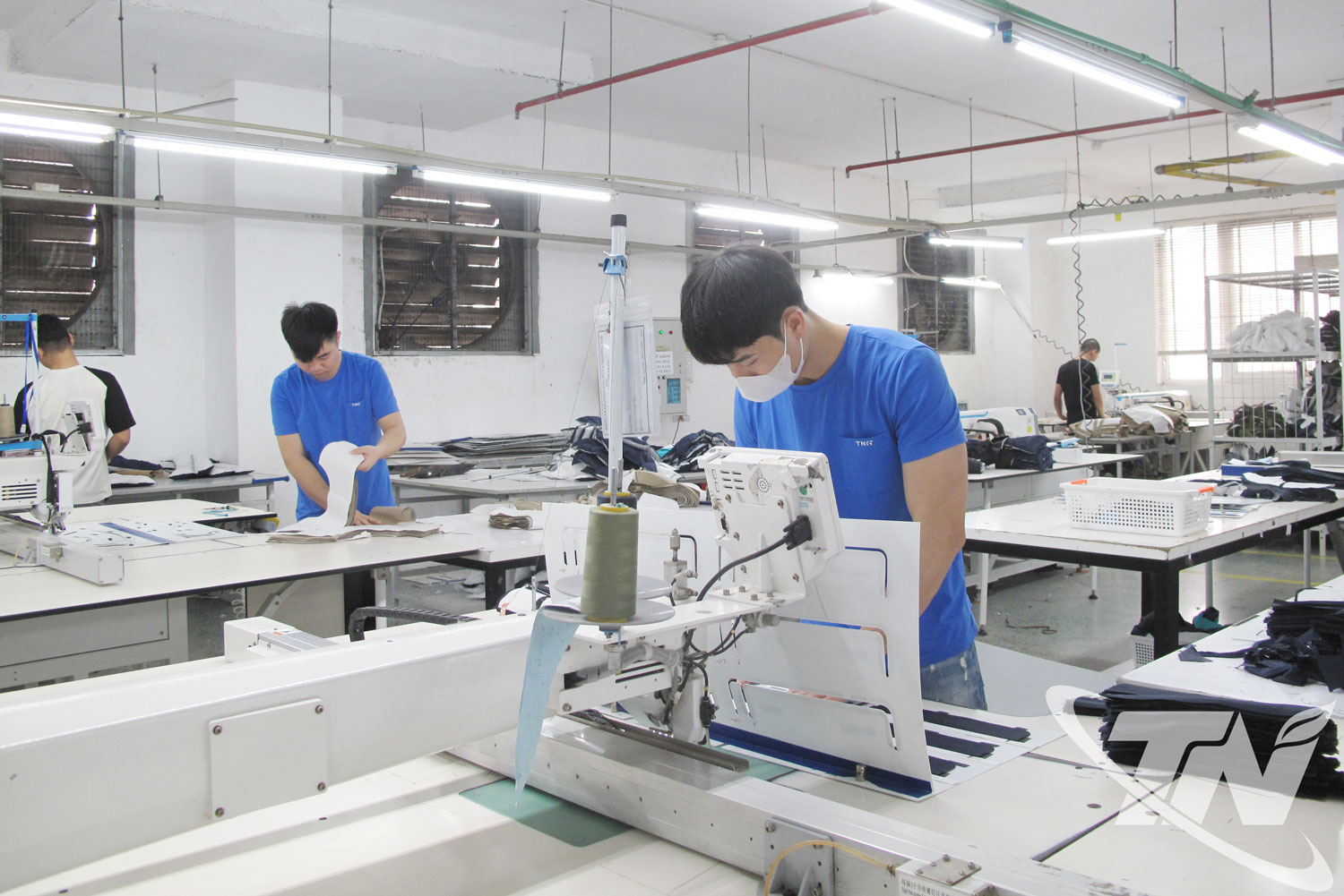 C&ocirc;ng nh&acirc;n C&ocirc;ng ty CP Đầu tư v&agrave; Thương mại TNG trong giờ sản xuất.