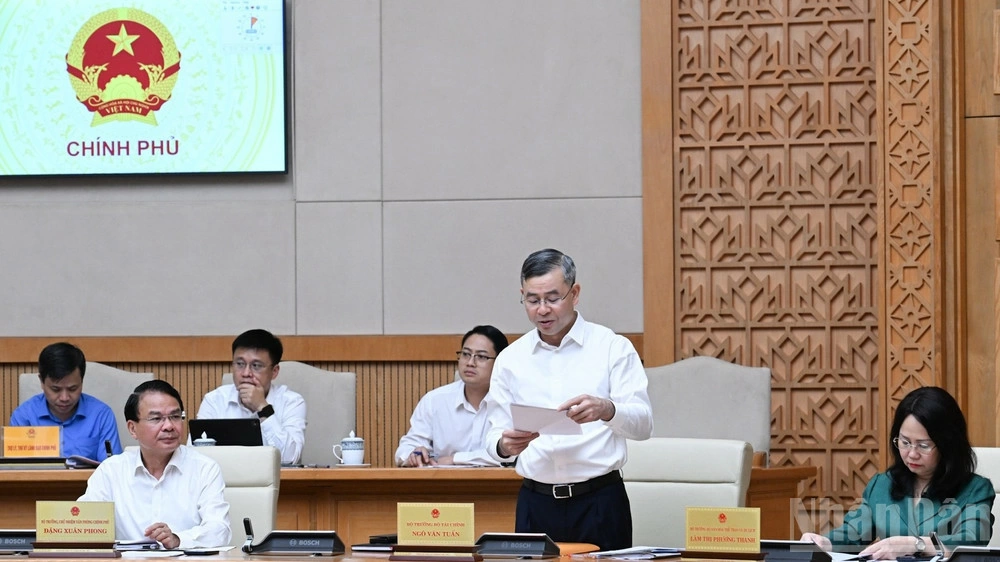 Bộ trưởng Tài chính Ngô Văn Tuấn báo cáo tại phiên họp.