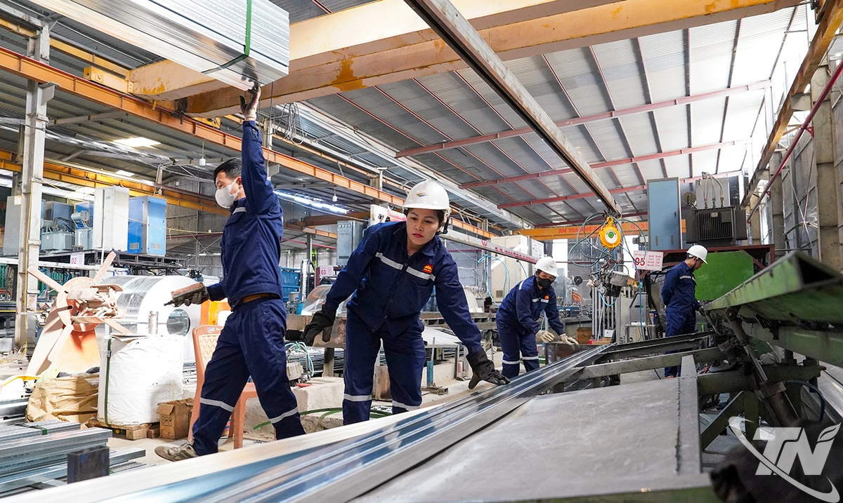 Công ty TNHH Khoa Hồng Thái Nguyên có đội ngũ công nhân lành nghề, giàu kinh nghiệm trong lĩnh vực sản xuất vật liệu xây dựng cách nhiệt