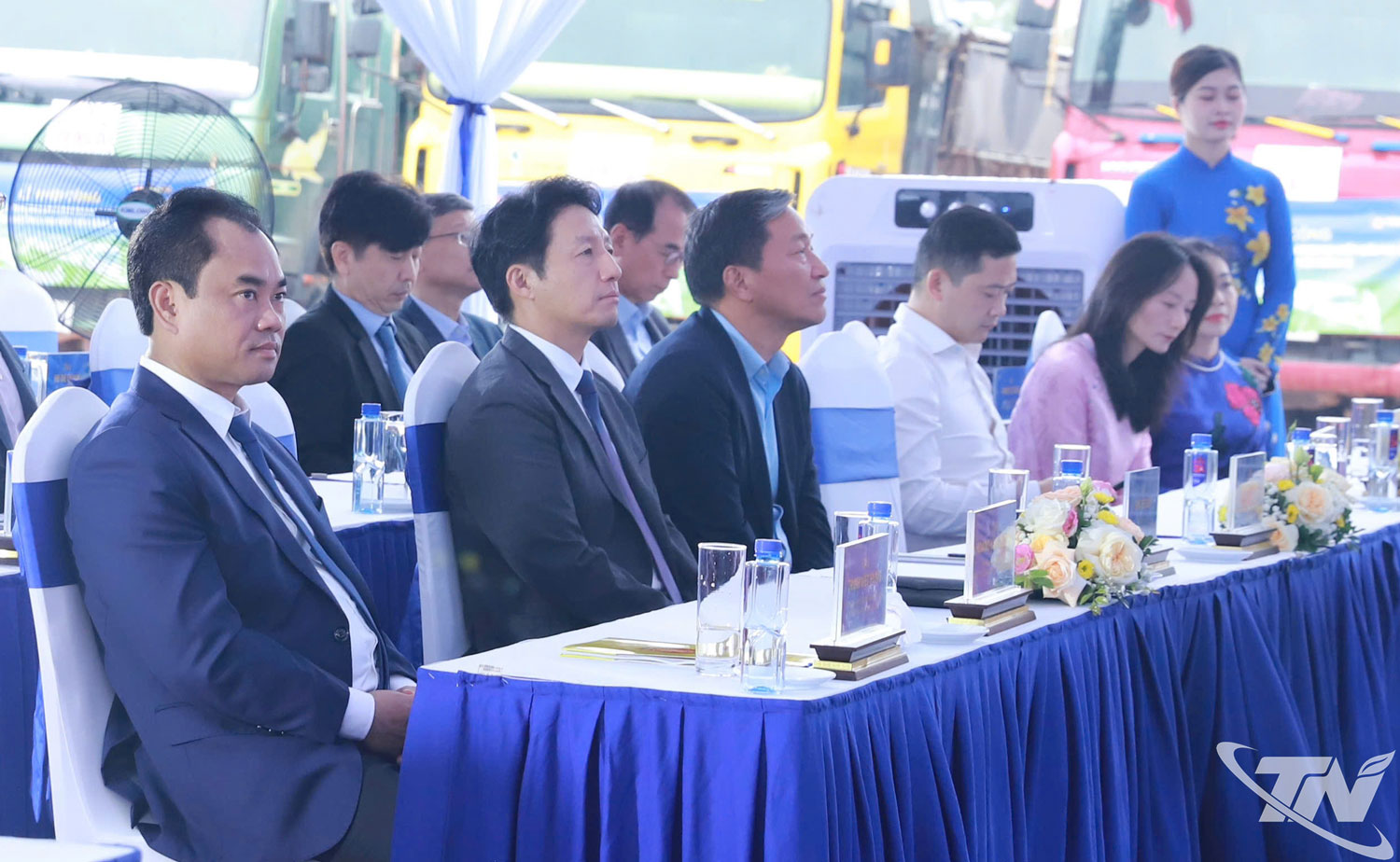 Đồng chí Bí thư Tỉnh ủy Trịnh Việt Hùng và các đại biểu dự tại điểm cầu Khu công nghiệp Yên Bình 2.