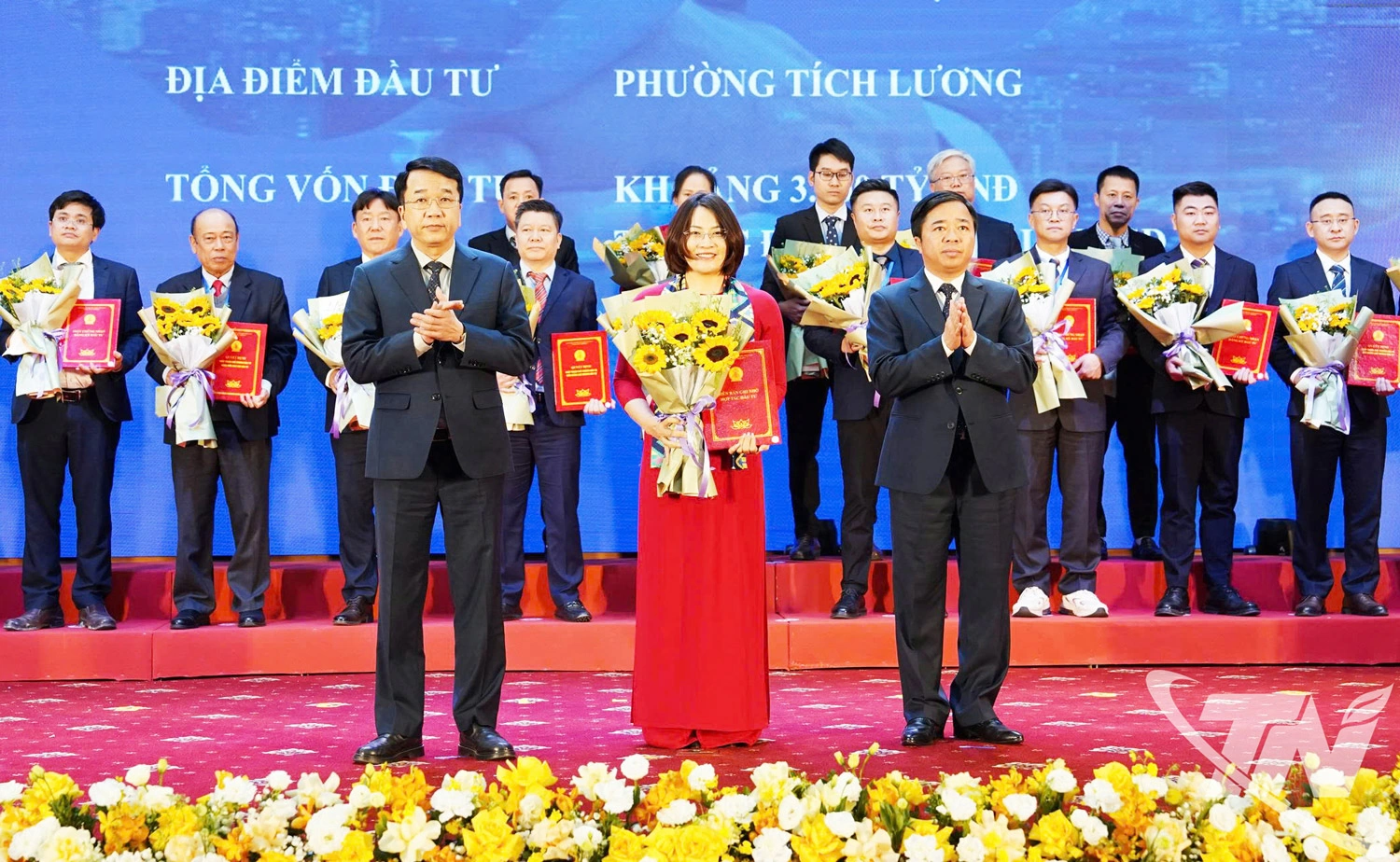 C&aacute;c đồng ch&iacute; l&atilde;nh đạo tỉnh trao quyết định   ph&ecirc; duyệt chủ trương đầu tư, giấy chứng   nhận đăng k&yacute; đầu tư v&agrave; bi&ecirc;n bản ghi nhớ   đầu tư cho c&aacute;c nh&agrave; đầu tư tại Hội nghị    x&uacute;c tiến đầu tư tỉnh Th&aacute;i Nguy&ecirc;n năm 2026.