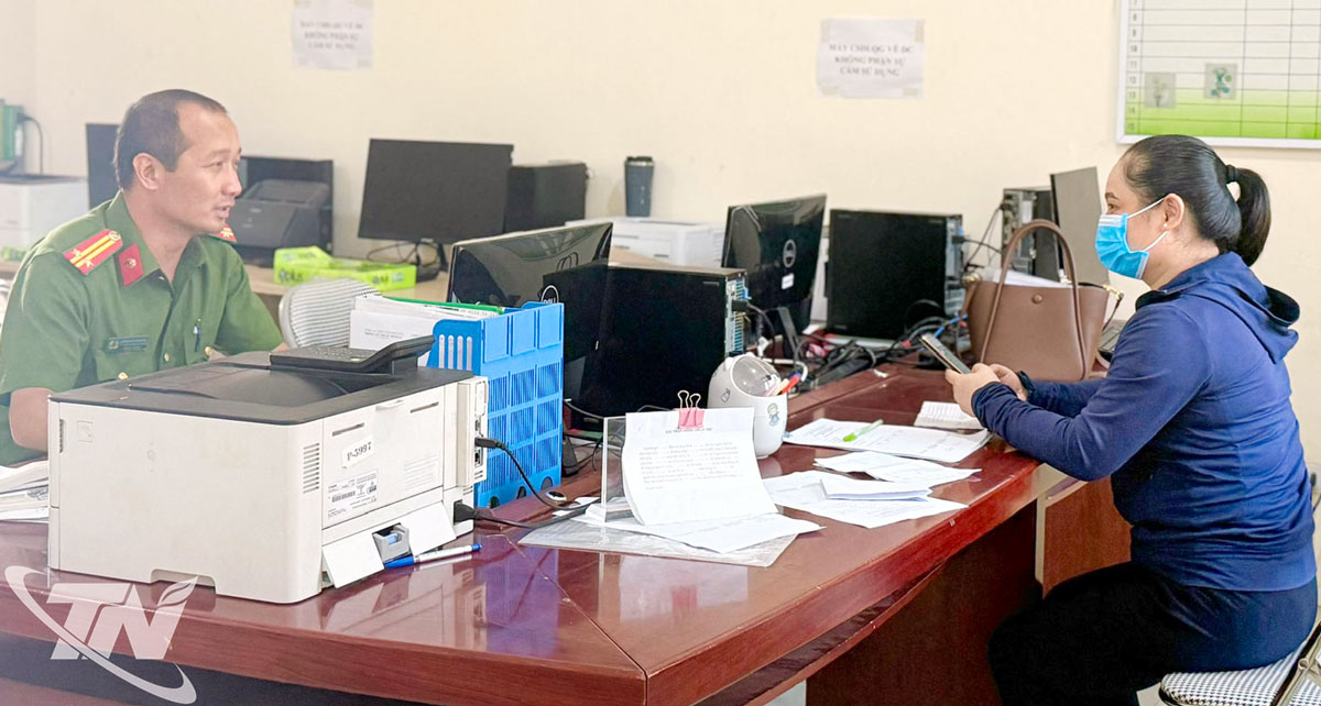 Công an xã hướng dẫn người dân làm thủ tục hành chính