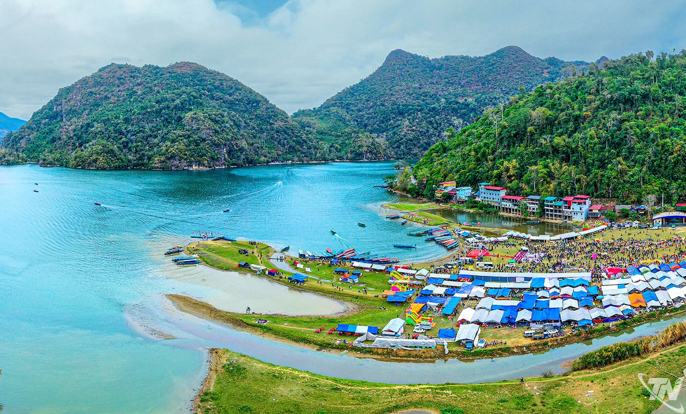 Hồ Ba Bể là một trong những điểm du lịch nổi bật của Thái Nguyên, thu hút đông đảo du khách bởi cảnh quan thiên nhiên đặc sắc và hệ sinh thái đa dạng. Ảnh: T.L