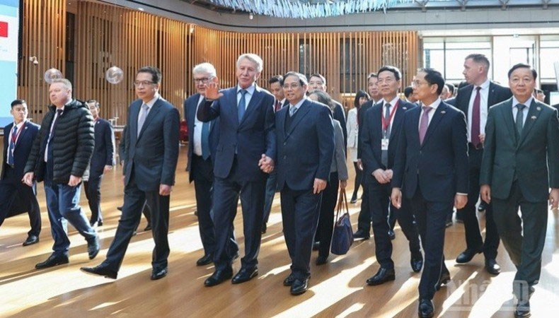 Thủ tướng Phạm Minh Chính cùng Đoàn đại biểu cấp cao Việt Nam đến thăm, làm việc với tập đoàn Novatek.