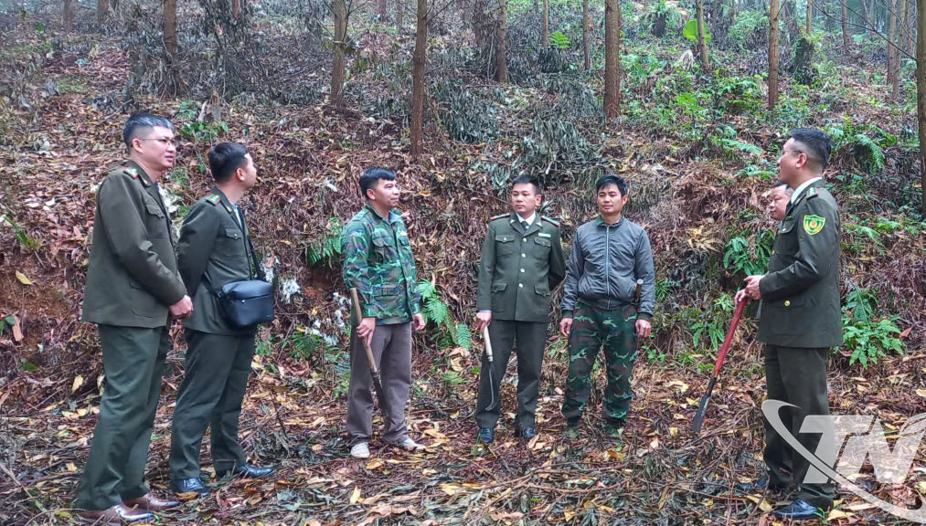 C&aacute;n bộ Kiểm l&acirc;m địa b&agrave;n trao đổi với chủ rừng về c&ocirc;ng t&aacute;c ph&ograve;ng ch&aacute;y, chữa ch&aacute;y rừng.