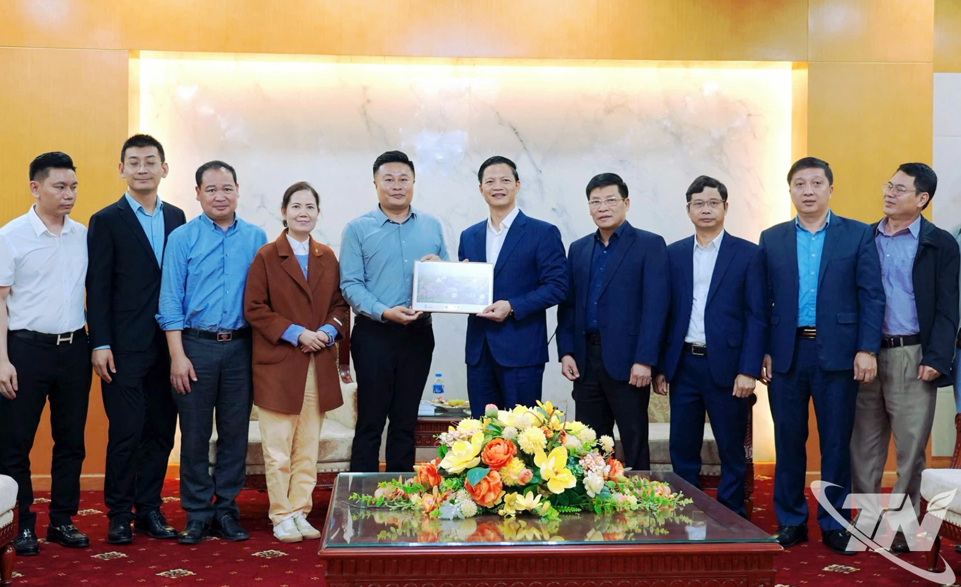 Lãnh đạo tỉnh Thái Nguyên và các đại biểu chụp ảnh lưu niệm.