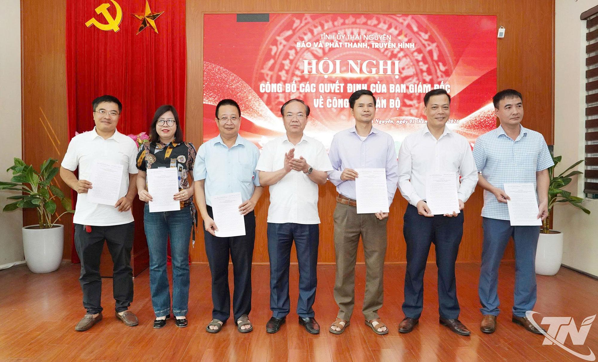 Lãnh đạo Báo và Phát thanh, Truyền hình Thái Nguyên trao quyết định bổ nhiệm trưởng các phòng chuyên môn và giám đốc đơn vị trực thuộc.