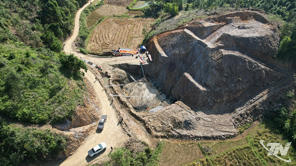 Nhà thầu tranh thủ thời điểm nắng ráo đẩy nhanh tiến độ thi công công trình hồ Quan Làng, xã Phủ Thông.